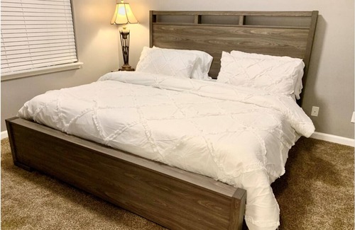 University Place House | NEW Luxurious comfy interior, 15 min from Uptown!