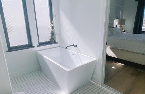 Oceano Villa | New Luxurious Home! Hot Tub! 2 min walk to Beach!