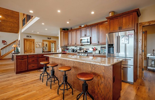Friendsville House | New! Luxurious Mountain Getaway w/Hot Tub