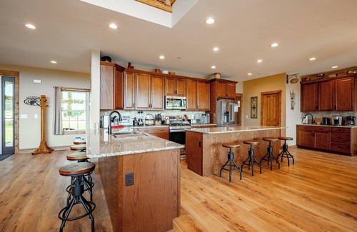 Friendsville House | New! Luxurious Mountain Getaway w/Hot Tub