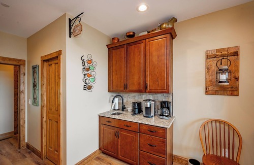 Friendsville House | New! Luxurious Mountain Getaway w/Hot Tub