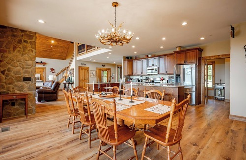 Friendsville House | New! Luxurious Mountain Getaway w/Hot Tub