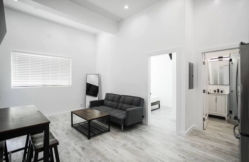 Sherman Oaks Apartment | New Luxurious One Bedroom One Bathroom Guest Suite