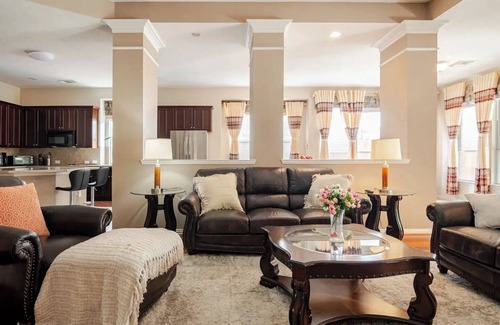Barker House | NEW! Luxurious Stay with Beautiful Pool + Backyard