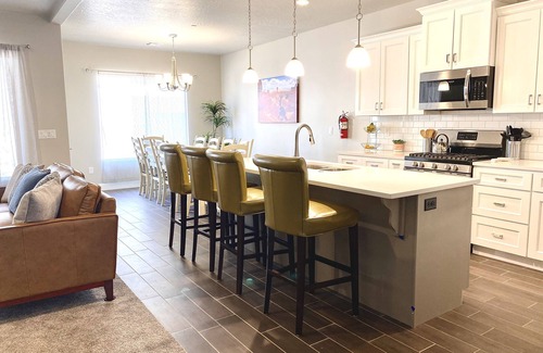 Hurricane House | NEW! Luxurious Zion Village Rental 6BD/5BA Sleeps 22+, Pool, Lazy River