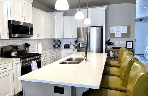 Hurricane House | NEW! Luxurious Zion Village Rental 6BD/5BA Sleeps 22+, Pool, Lazy River