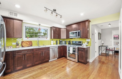 Bensenville House | NEW Luxuriously Detailed 4 Bedroom/2Ba Home Minutes Away From Attractions&Ohare