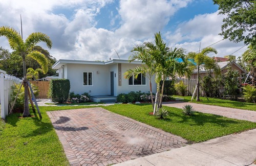Delray Beach Villa | New Luxury 1/1 Villa with HEATED Pool-BEST LOCATION- walk to everything!