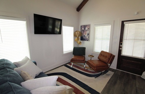 Auburn Cottage | New Luxury 1BR Cottage in Downtown Auburn Cottage District!