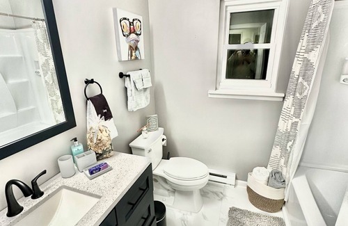 Latham House | NEW Luxury 2 bedroom Near Airport and I-87 highwayn