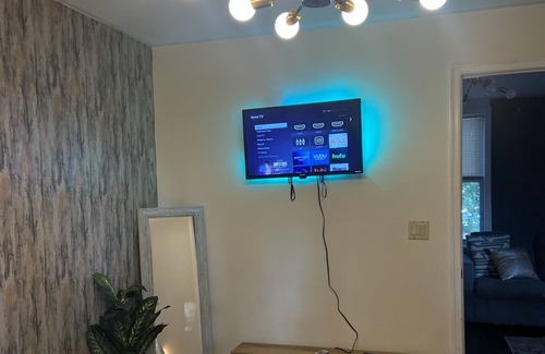 Lochearn Apartment | New!!! Luxury-2BR-Apt w/ Free Wifi, Parking & Breakfast