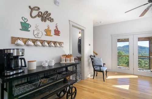 Old Fort Cabin | New Luxury 4 bedroom Mountain View Home w/hot tub!
