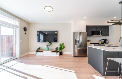 Halifax House | NEW Luxury 5BR | 2 Kitchens, 3 Living, 4 bath|Deck BBQ & Fireplace in Halifax