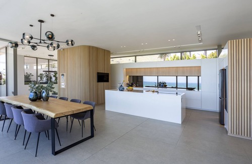 Camps Bay Villa | NEW Luxury 6 Bedroom Epic Villa, Walk to Beach & Restaurants, solar backup power