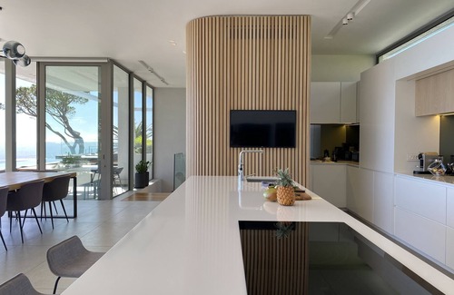 Camps Bay Villa | NEW Luxury 6 Bedroom Epic Villa, Walk to Beach & Restaurants, solar backup power