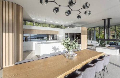 Camps Bay Villa | NEW Luxury 6 Bedroom Epic Villa, Walk to Beach & Restaurants, solar backup power