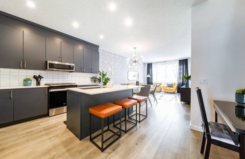 Southwest Edmonton House | NEW-Luxury 6BR Retreat-Hot Tub-KingBed-EV Charger
