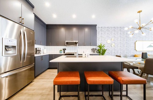 Southwest Edmonton House | NEW-Luxury 6BR Retreat-Hot Tub-KingBed-EV Charger