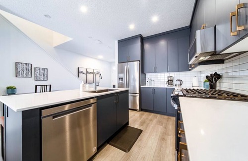 Southwest Edmonton House | NEW-Luxury 6BR Retreat-Hot Tub-KingBed-EV Charger