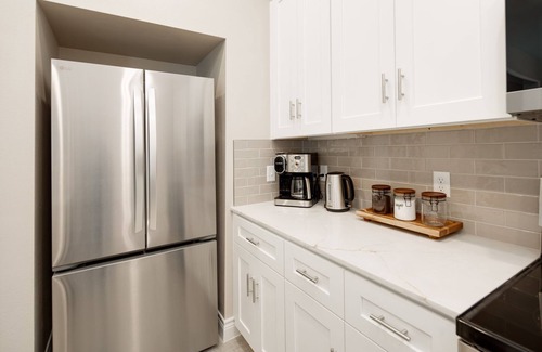 Country Club Estates House | New LUXURY Aggies @Midtown: 6 mins to Kyle Field - Sleeps 9 comfortably