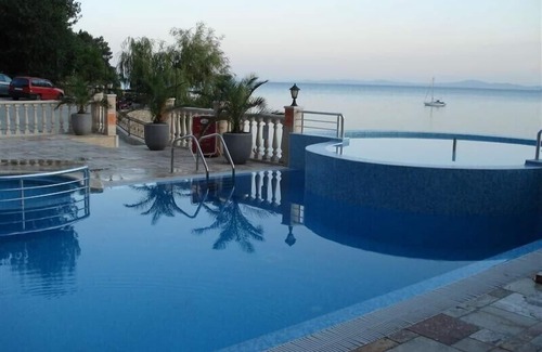 Nessebar Apartment | New luxury apartment directly on the private sandy beach in 4 star aparthotel