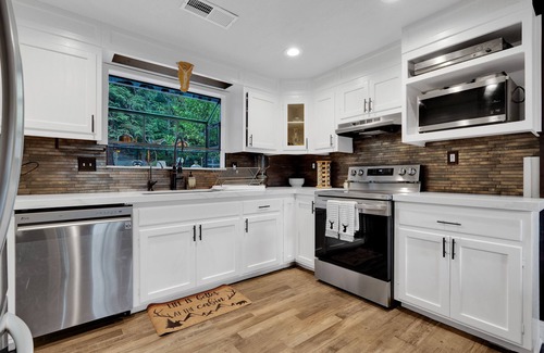 Croft Cabin | NEW! Luxury Cabin W/Deck, views & Playground! Pool, Slots, Fun, Snow !