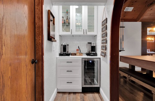 Croft Cabin | NEW! Luxury Cabin W/Deck, views & Playground! Pool, Slots, Fun, Snow !