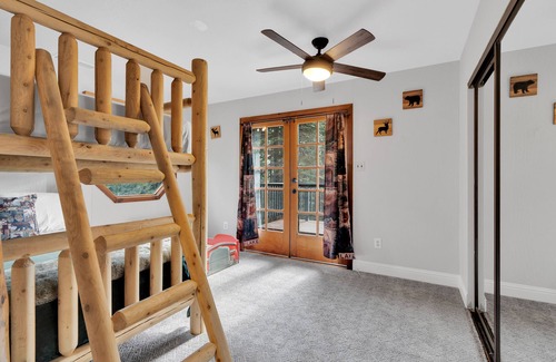 Croft Cabin | NEW! Luxury Cabin W/Deck, views & Playground! Pool, Slots, Fun, Snow !