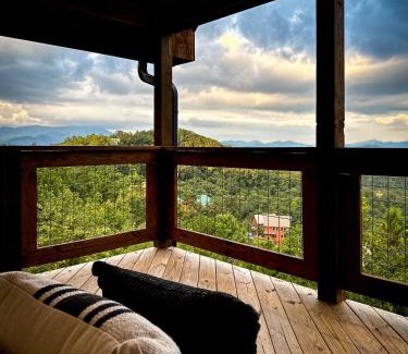 Gatlinburg - Pigeon Forge House | New Luxury Cabin with Stunning MountainVIEWS,HotTub, FirePit, FirePlace,2 KingBeds, 2 CoveredDecks,BBqGrill, ShuffleBoard and Pool Access