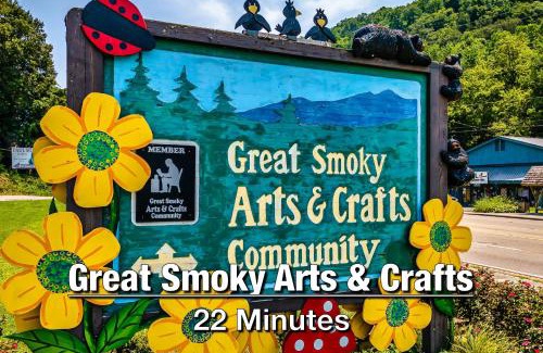 Gatlinburg - Pigeon Forge House | New Luxury Cabin with Stunning MountainVIEWS,HotTub, FirePit, FirePlace,2 KingBeds, 2 CoveredDecks,BBqGrill, ShuffleBoard and Pool Access