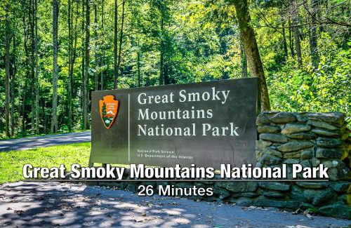 Gatlinburg - Pigeon Forge House | New Luxury Cabin with Stunning MountainVIEWS,HotTub, FirePit, FirePlace,2 KingBeds, 2 CoveredDecks,BBqGrill, ShuffleBoard and Pool Access