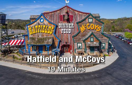 Gatlinburg - Pigeon Forge House | New Luxury Cabin with Stunning MountainVIEWS,HotTub, FirePit, FirePlace,2 KingBeds, 2 CoveredDecks,BBqGrill, ShuffleBoard and Pool Access