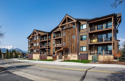 Dillon Condo | New Luxury Condo: Heated Garage, Mins to Ski, Walk to Dillon Amphitheater & Lake