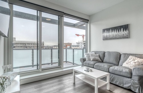 Kensington Apartment | New Luxury Condo Mins To D/T U/G Parking | Office