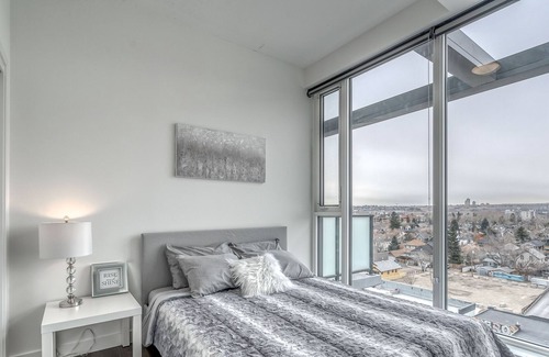 Kensington Apartment | New Luxury Condo Mins To D/T U/G Parking | Office