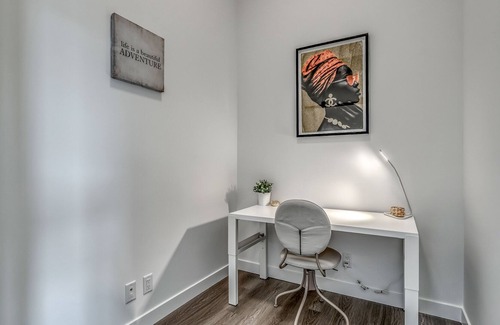 Kensington Apartment | New Luxury Condo Mins To D/T U/G Parking | Office