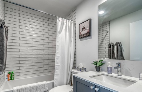 Kensington Apartment | New Luxury Condo Mins To D/T U/G Parking | Office
