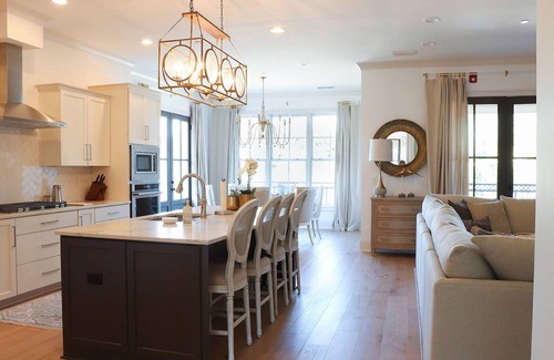 Oxford Condo | New luxury condo walking distance to the historic Oxford square.