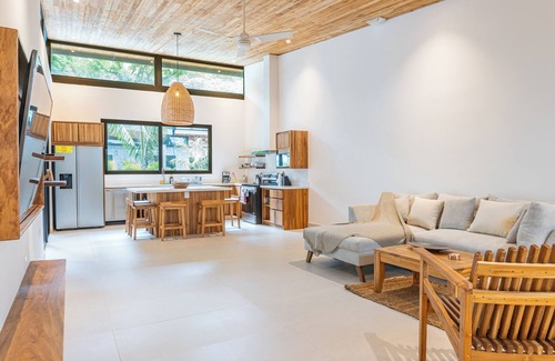 Nosara Villa | New Luxury Villa in central Guiones - walk to the beach, large pool & parking