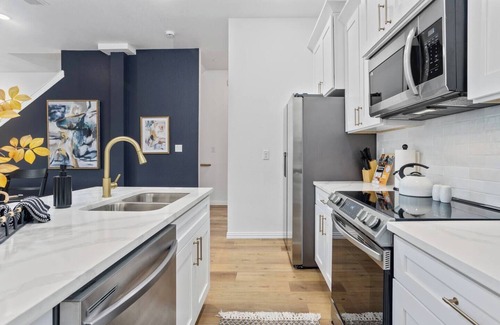 Arlington House | New Luxury Escape Next to AT&T | Walk to Cowboys