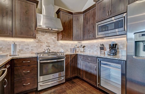 Mountain House Condo | NEW! Luxury Home - Sleeps 10 - Fireplace & Mountain View