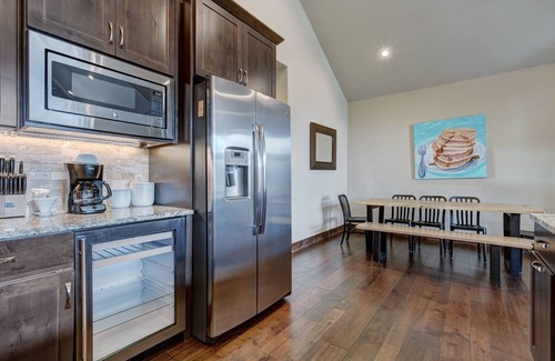 Mountain House Condo | NEW! Luxury Home - Sleeps 10 - Fireplace & Mountain View