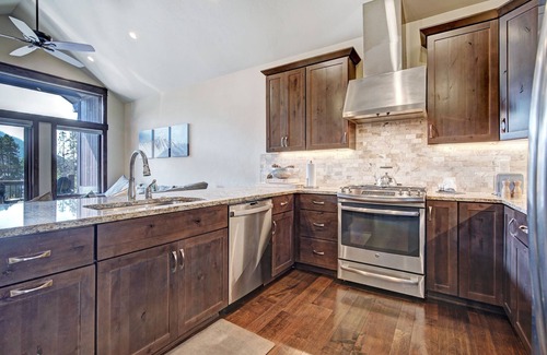 Mountain House Condo | NEW! Luxury Home - Sleeps 10 - Fireplace & Mountain View