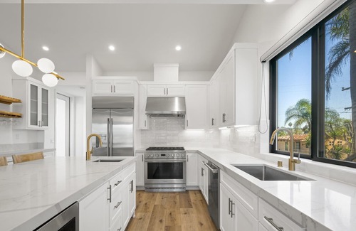 Encinitas House | New Luxury Listing, Fire Table, Walk to Beach, Ocean View Roof Deck, Garage