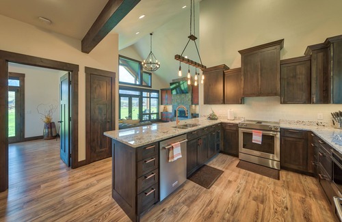 Wapiti House | New Luxury Mountain Modern Cabin Near Yellowstone