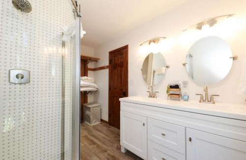 Nellysford House | New! Luxury Mountain Top Retreat w/Carriage House