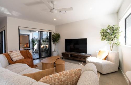 Mount Gravatt East Apartment | New Luxury Spacious private rooftop hilltop view 2BD