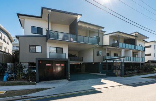 Mount Gravatt East Apartment | New Luxury Spacious private rooftop hilltop view 2BD
