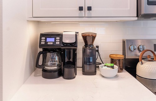 Bellevue Terrace House | New Luxury Stay. Backyard Games. Near Siesta Key.