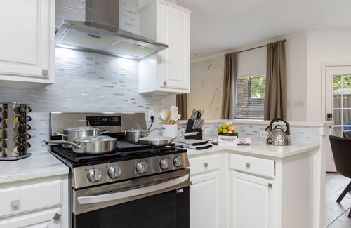 Flower Mound House | NEW Luxury - Two King Beds, Heated Pool, Grill & 1Gbps WiFi.